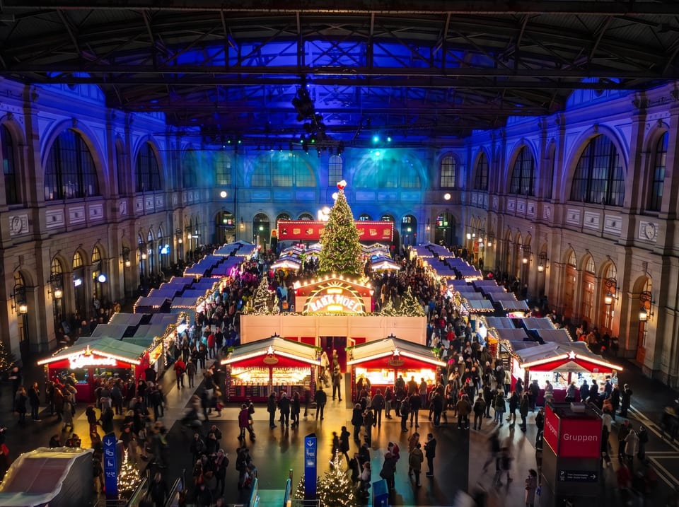 Weihnachtszauber in der Bahnhofshalle