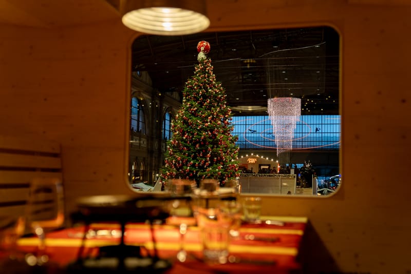 Blick aus dem Polarzauber Parsennbahn Fondue-Express auf den Weihnachtsbaum