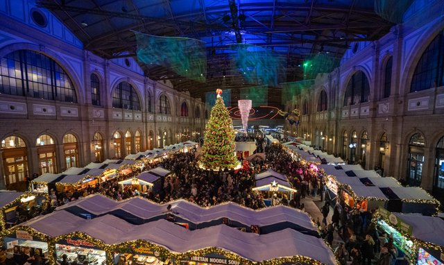Blick über die Dächer der Markthäuser zum Weihnachtsbaum in der Bahnhofshalle.