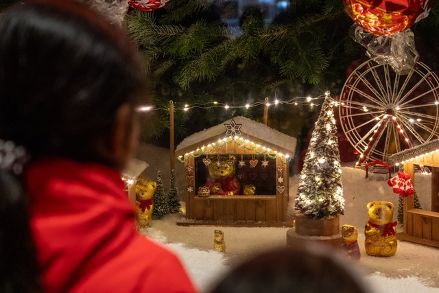 Kinder vor der Winterlandschaft im Lindt-Schaufenster.