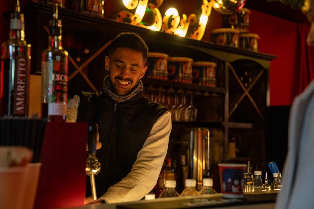 Gastgeber an der Bar des Polarzauber.