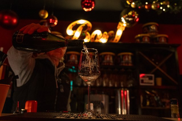 An der Bar wird in ein Polarzauber-Glas eingeschenkt.