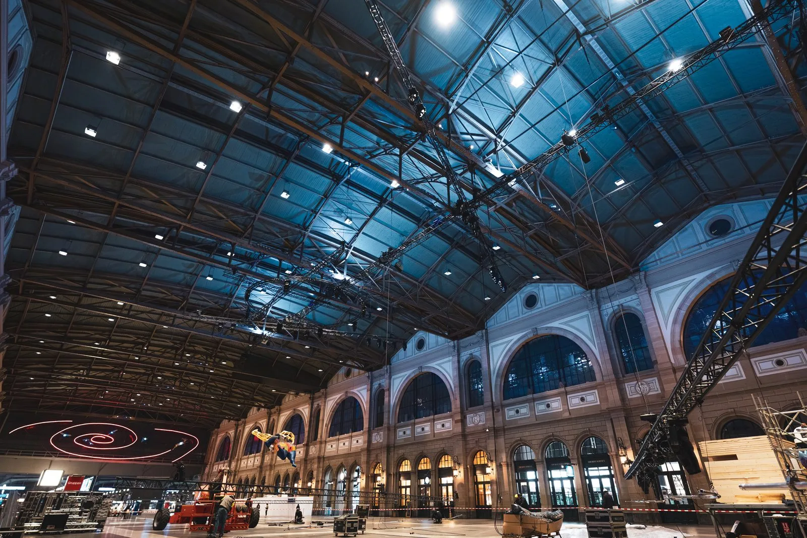 Die leere Haupthalle des Zürcher Hauptbahnhofs während des Aufbaus, unter dem Dach hängen Traversen mit Scheinwerfern