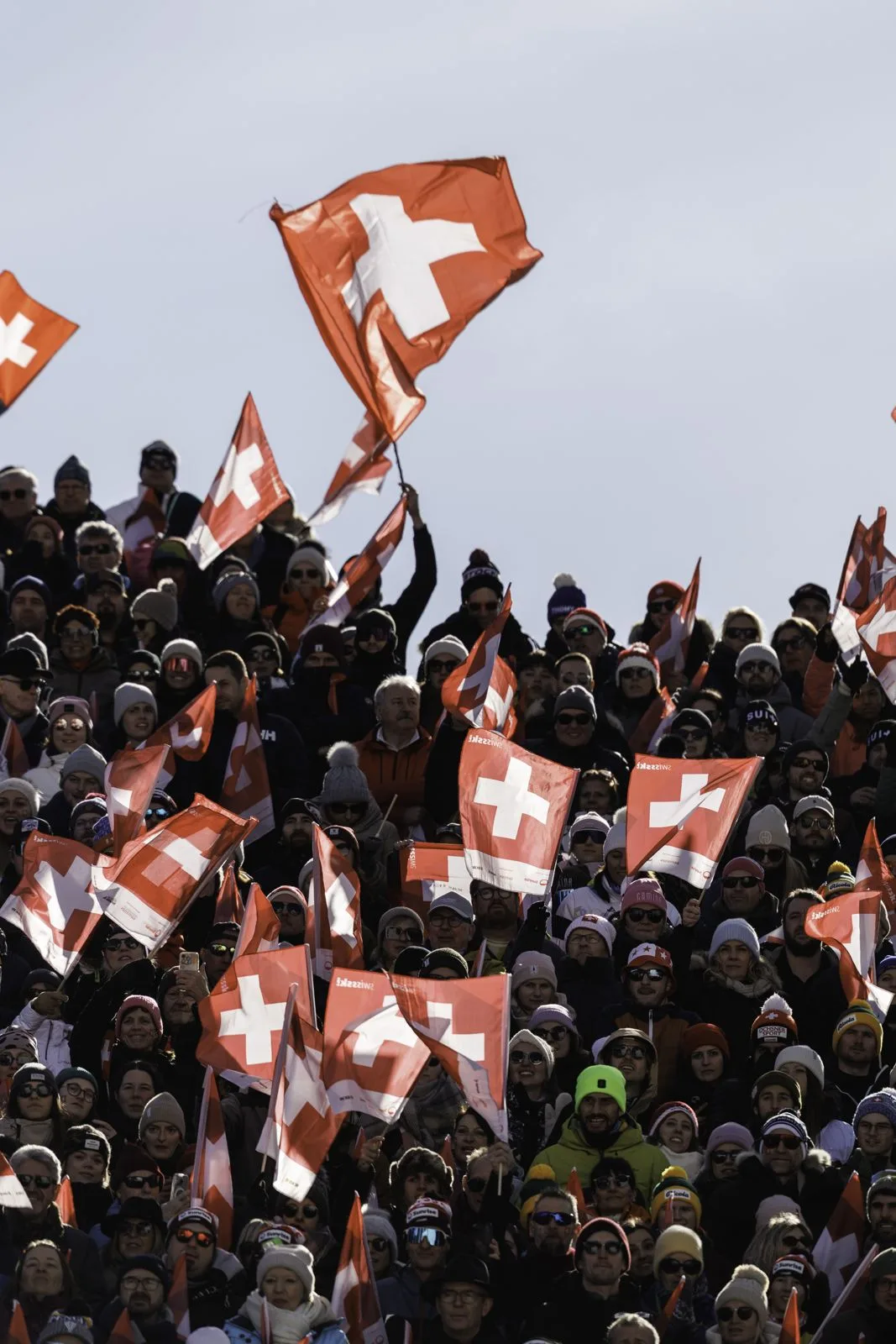 Fans mit Schweizer Fahnen auf der Tribüne einer Weltcup-Abfahrt in Crans-Montana